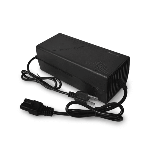 Cargador de litio 84V 5A para moto eléctrica con carcasa plástica.
