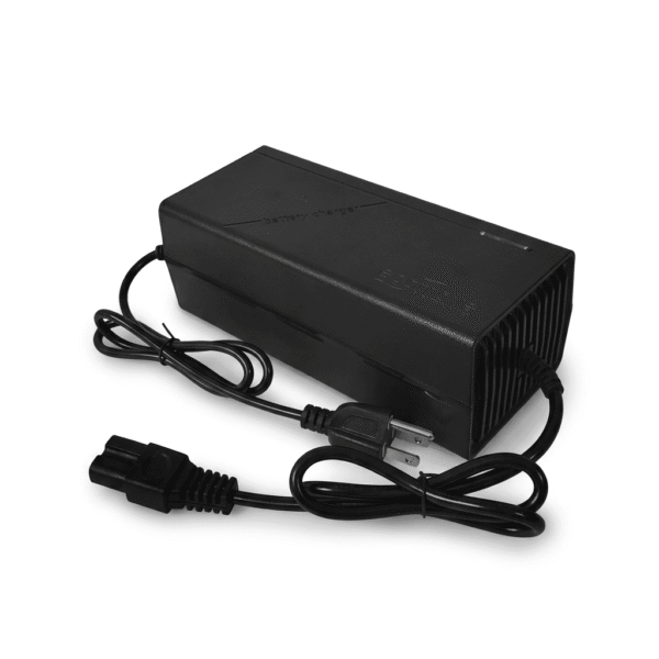 Cargador de litio 84V 5A para moto eléctrica con carcasa plástica.