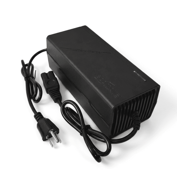Cargador de litio 84V 5A para moto eléctrica con carcasa plástica.