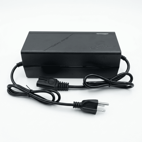 Cargador de litio 84V 5A para moto eléctrica con carcasa plástica.