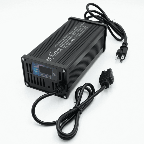 Cargador de litio 84V 5A para moto eléctrica con carcasa metálica.